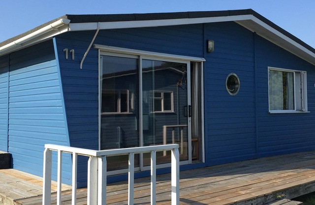 Three Shades of Blue - Cosy family beach chalet a short walk from the beach.