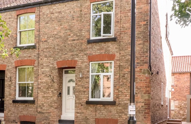 THROUGH THE LOOKING GLASS, pet friendly, with a garden in Ripon