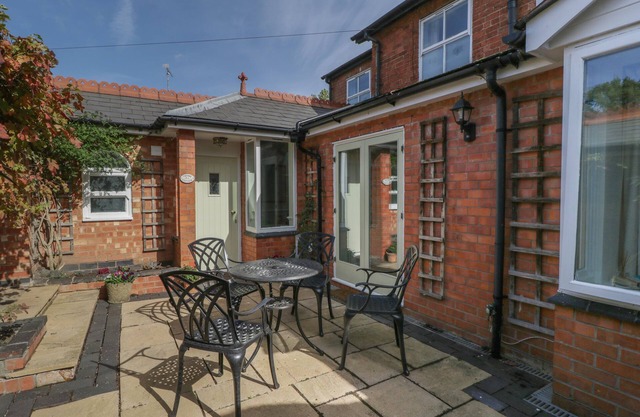 THYME COTTAGE, pet friendly, with a garden in Malvern