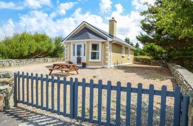 TI SHEAMUIS, family friendly, with open fire in Carna, County Galway