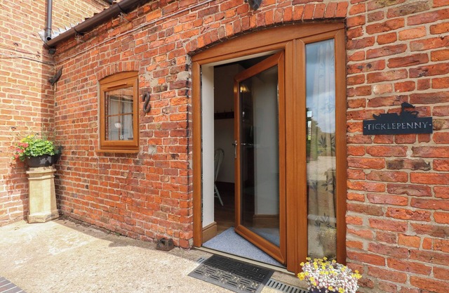 TICKLEPENNY, pet friendly, character holiday cottage in Louth