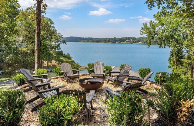 Tide & Tranquility: Modern Lake Tuscaloosa Gem