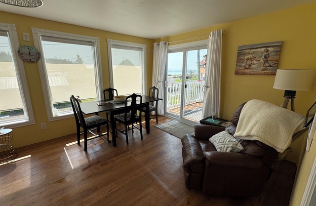 Tide’s Edge Escape is a cozy 2-bed cottage with sea views at St. Martin’s caves
