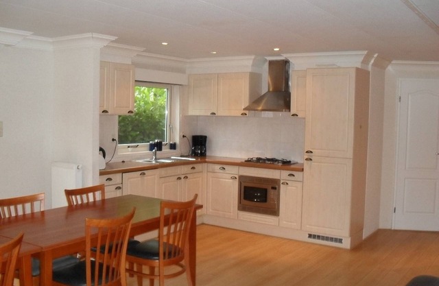 Tidy holiday home with dishwasher