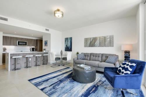 Tiffany Indigo - Rooftop Pool, Gym, Walk to Beach