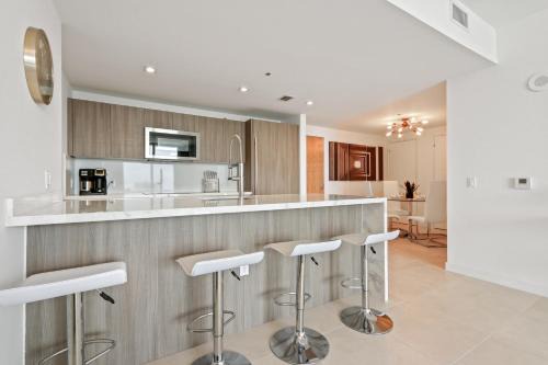 Tiffany Sage - Rooftop Pool, Gym, & Walk to Beach