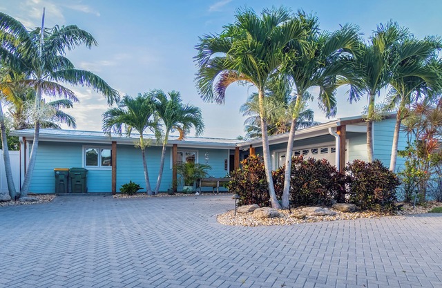 Tiki Beach House Waterfront