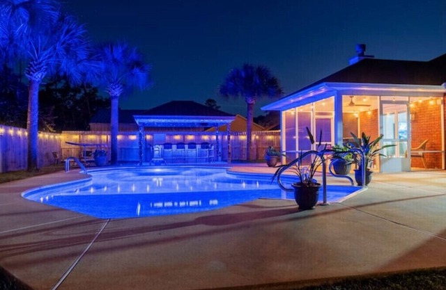 Tiki Hut & Pool House - 7 Miles from Private Beachn