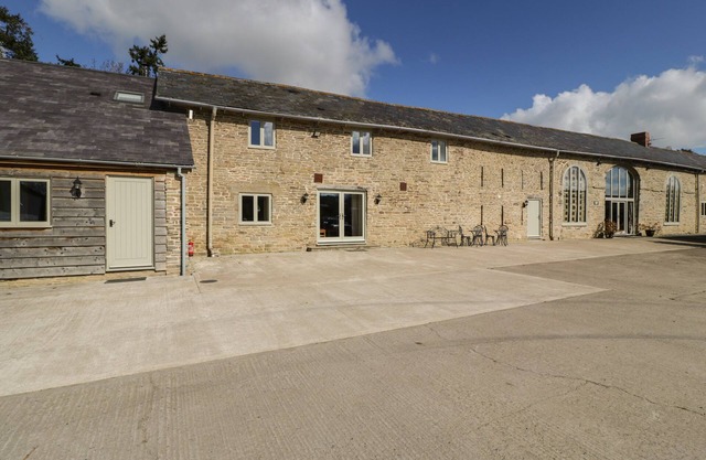 TIMBER BARN, pet friendly, with hot tub in Eardisland