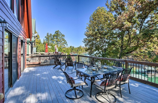 Timber Trail Estate: Stunning Views + Waterfront