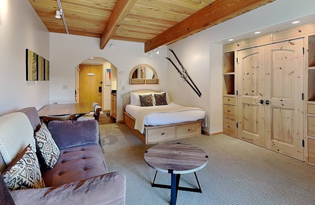 🌲Timberline 115 Studio Deluxe ~ Hot Tub~Pool~WiFi~Ski-in/out~Local Shuttle🌲