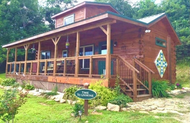 Time to Unwine-Waterfront Cabin w/Hot Tub! Pet Friendly! Blue Ridge Parkway