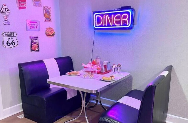 Time Traveler's Dream: Retro 80s Fun!