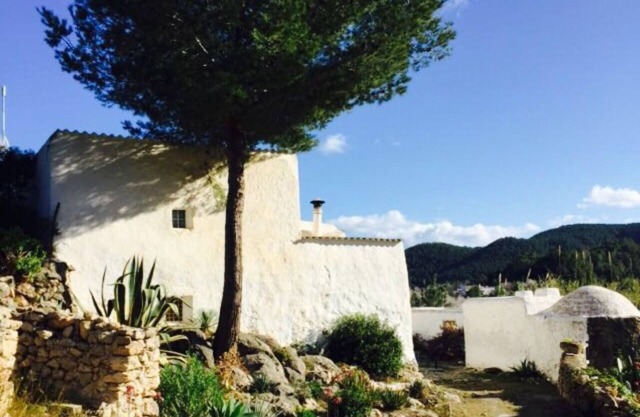 "Timeless Ibiza Haven: Designer Countryside Escape by the sea “n