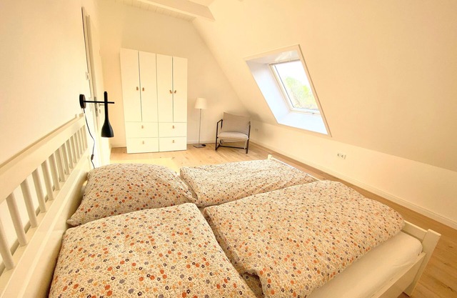 Timmenhus - Große Ferienwohnung mit 3 Schlafzimmern und Terrasse am Feldrand