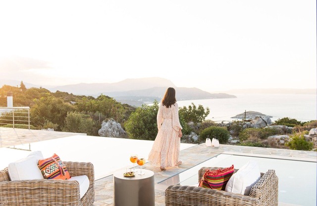 TIMORI, modern, panorama views, pool & kiddie-pool, 4 bedrooms plus guest house.