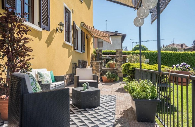 Tinas yellow home