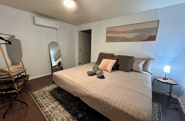 Tiny Cabin - King or Twin Beds - Corn Hole - Pets Ok