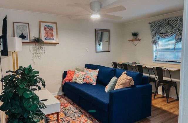 Tiny Cottage w/private courtyard steps from Historic Downtown Sanford