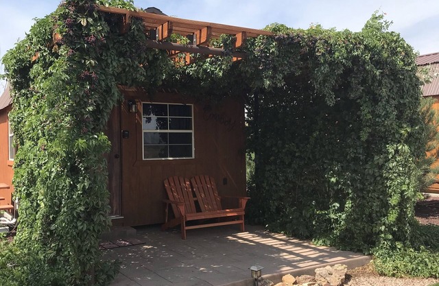 Tiny Home Cabin - Central to National Parks - ATV Trailer Parking Available!