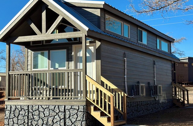 Tiny Home King Room #17A