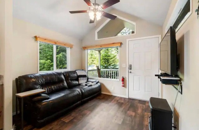 Tiny Home @ Mt. Rainier with hot tub, fireplace, and WiFi