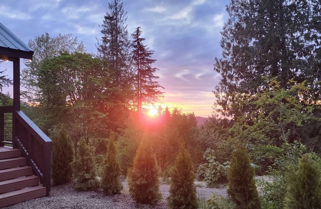 Tiny home with a water and mountain view. Amazing sunsets,Close to National Park
