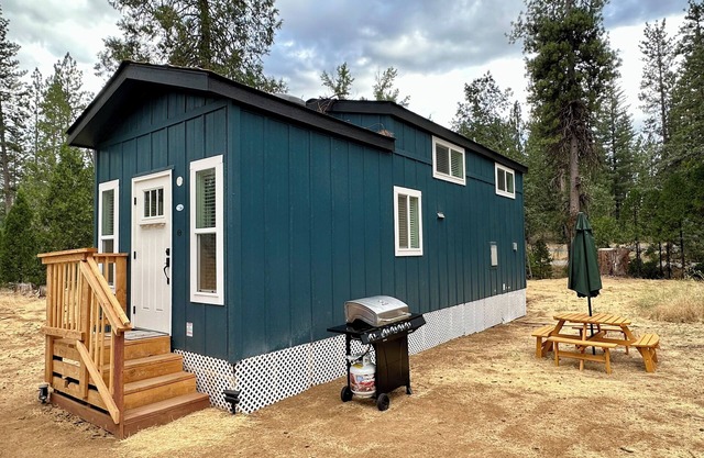 Tiny Home with AC at Yosemite Gateway