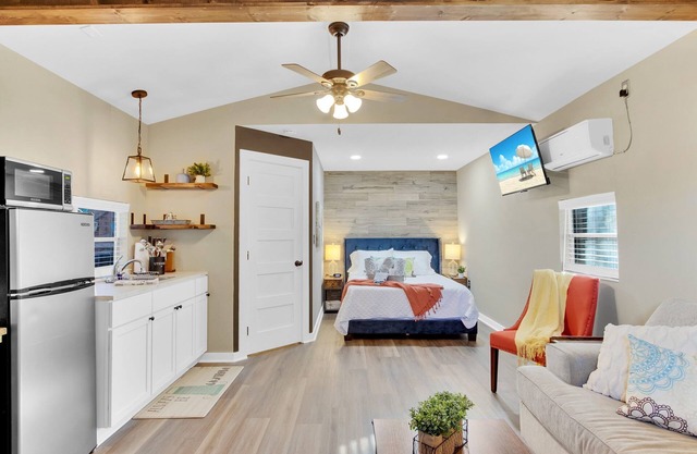 Tiny House - Cozy and Clean - close to Stadium, Texas State & Floating SM River