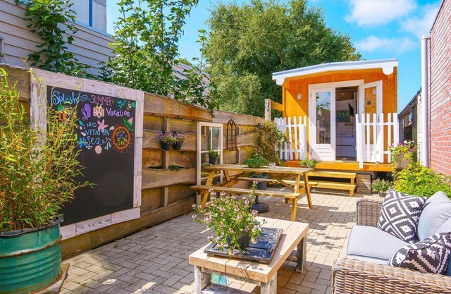 Tiny House In Our Little Garden: Luxury Stay in the Beautiful Center of Callantsoog - Discover the Attractive Furnishings and Practical Layout