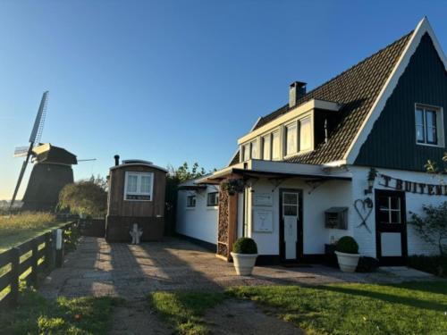 Tiny House in 't Zand near Beach and Forest