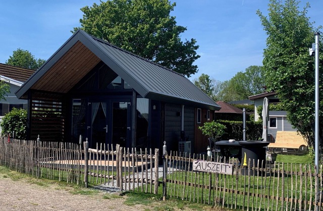 Tiny house time out at the lake and beach. Fenced garden, outdoor shower and fireplace.