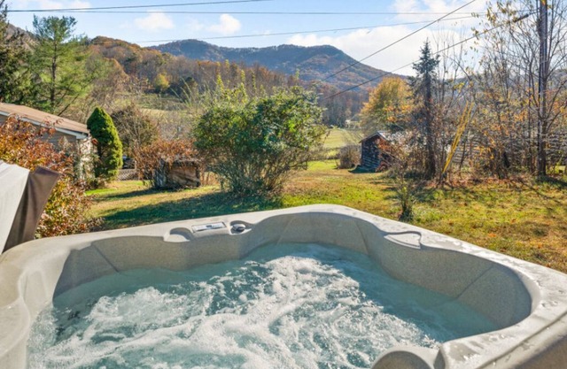 Tiny House w/Mountain View’s & Hot Tub