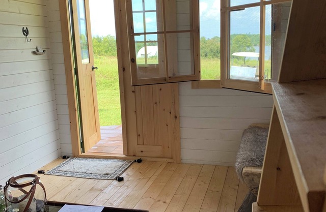 Tiny Oaks CabinnnCozy and private with sleeping loft, walking distance to lake!