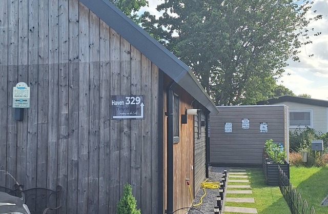 Tinyhouse/chalet at the Rhederlaagse Meren vacation park in NL-Lathum by the lake