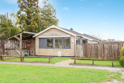 Tinyhouse Dirkshorn Noord-Holland honden welkom omheinde tuin 10 km van strand
