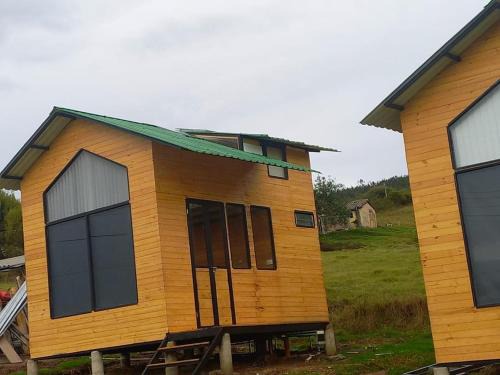 Tinys Solsticio, Tópaga Cabins