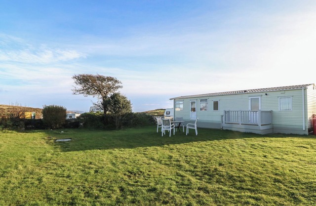 TIR GLYN CARAVAN, family friendly, with a garden in Aberdaron