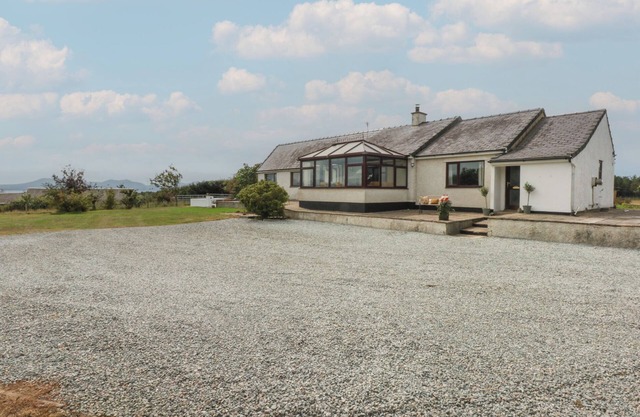 TIR MAWR, pet friendly, with open fire in Niwbwrch (Newborough)
