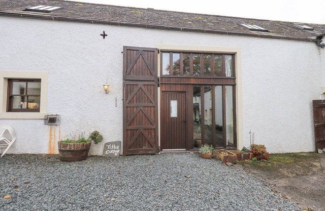 TITHE COTTAGE, family friendly, with a garden in Cockermouth