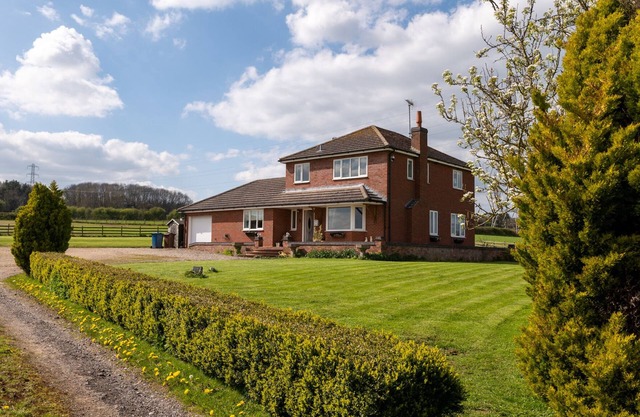 TIXALL MANOR FARM, pet friendly, with hot tub in Great Haywood