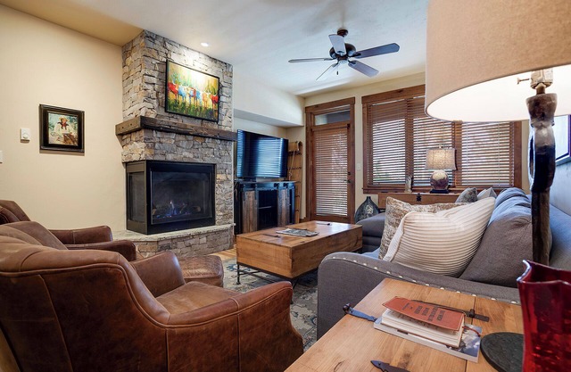 TL2103 | Easy access to Slopes | Beautiful Décor | Winter Shuttle | Hot Tubs
