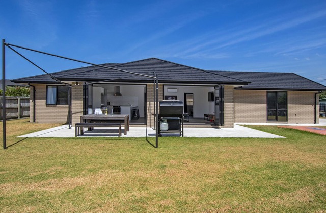 To The Point - One Tree Point Holiday Home