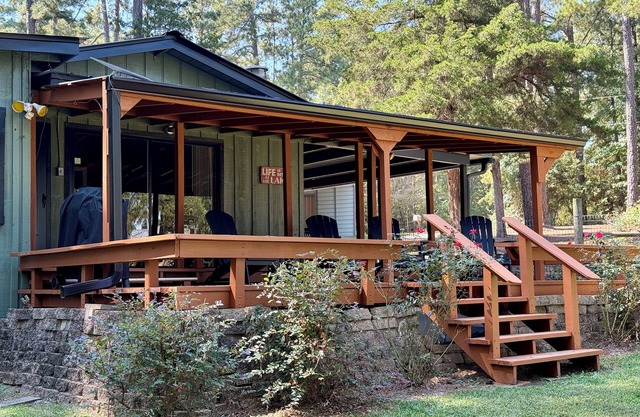 Toledo Bend Lake Record Lodge - waterfront, private boat dock and Pet-friendly!