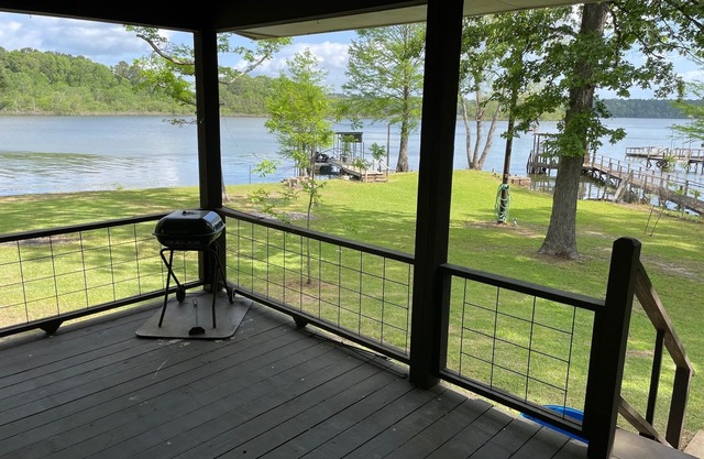 Toledo Bend waterfront Great for family vacation, fishermen or hunter's.