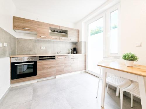 Tolstov Apartments - Monteurwohnungen mit 3 Zimmern , Balkon und Parkplatz
