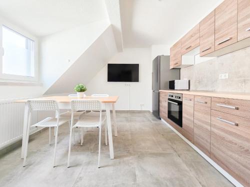 Tolstov Apartments - Monteurwohnung mit 3 Zimmern - Dachgeschoss - Parkplatz