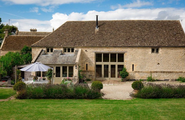 Tom's Barn - sleeps 10 guests in 5 bedrooms