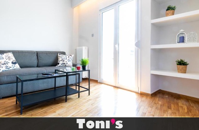 TONI'S 2BD Home for Superman and Superwoman.