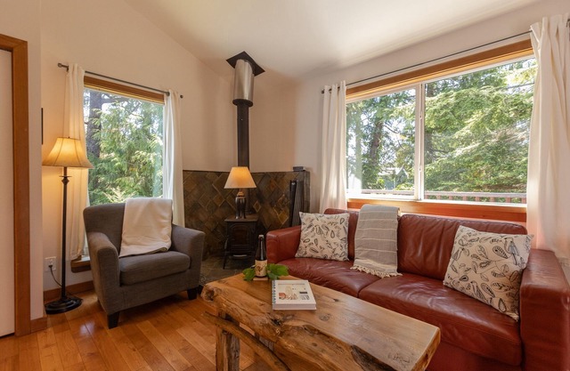Tonquin Beach I Downtown I Pet I Fireplace I Relax